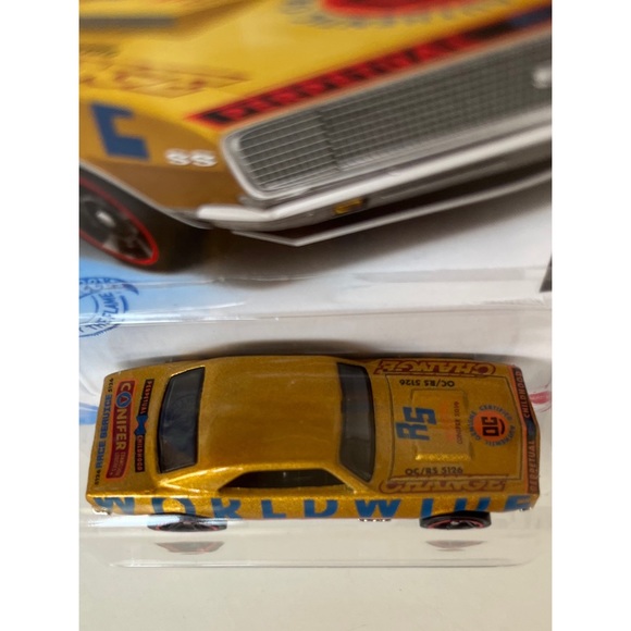 Hot Wheels 2021 Gold '67 Camaro 110/250 HW Dream Garage 4/5 - Picture 2 of 6